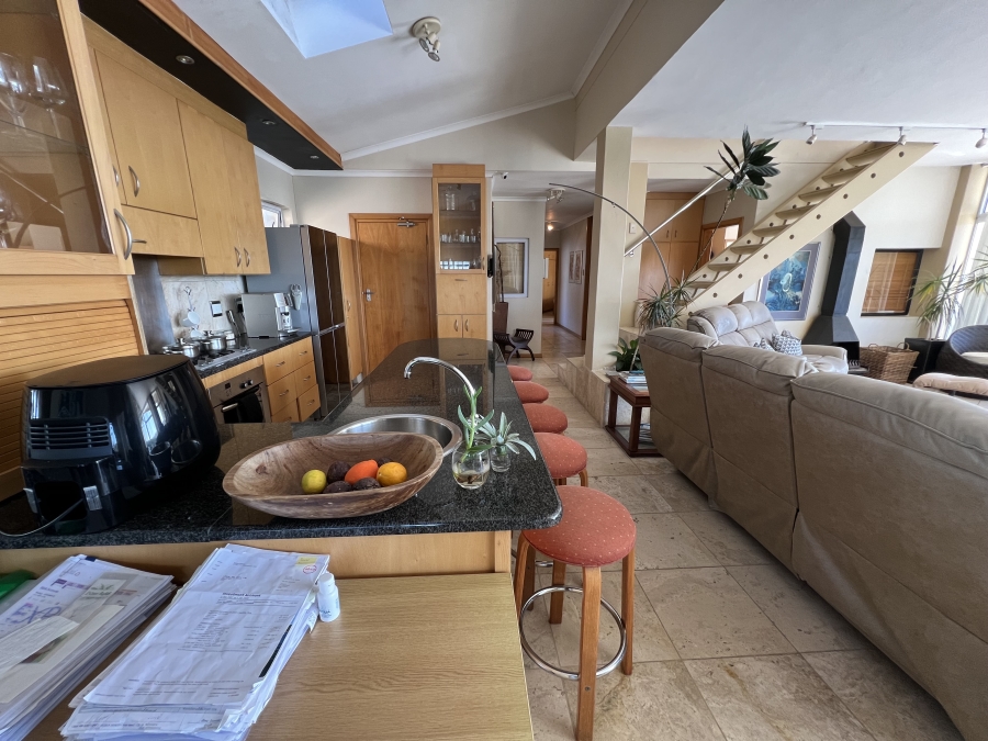 6 Bedroom Property for Sale in Bonza Bay Eastern Cape